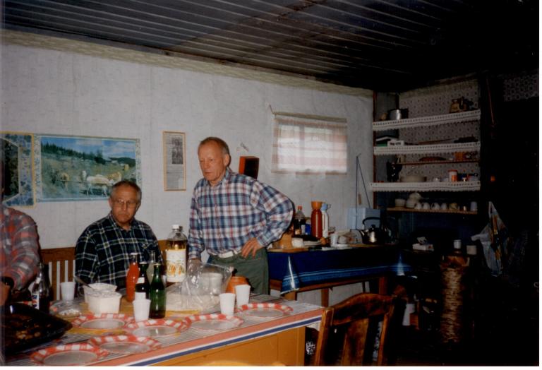 Ragnar och Bengt vid köksbordet