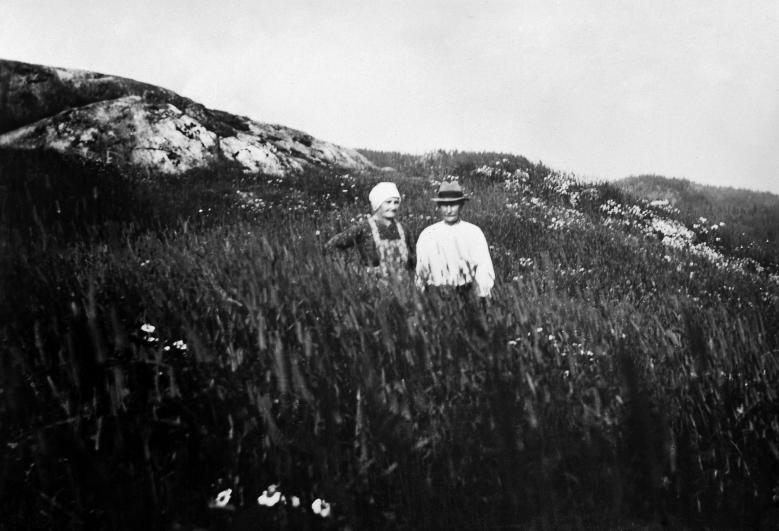 Kristina och Johan nedanför hällen på 1930-talet